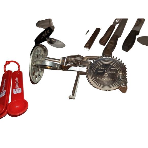 Vintage Antique Kitchen Utensils Farmhouse Rustic Primitive Hand Mixer Bromwell - Picture 7 of 15